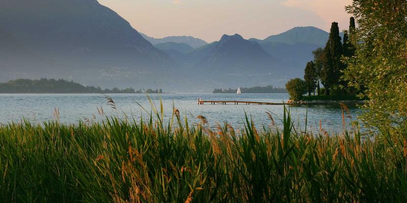 CNC精密加工新突破：超声振动辅助钻削如何实现高质量微孔阵列加工