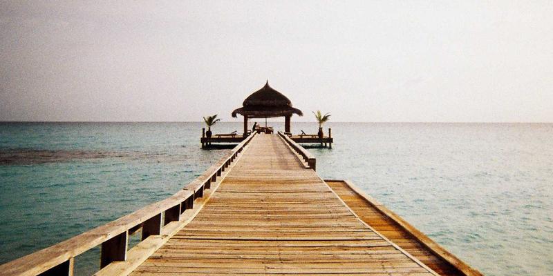 微米级精度如何实现？解析精密零件加工中环境振动与热变形的补偿策略